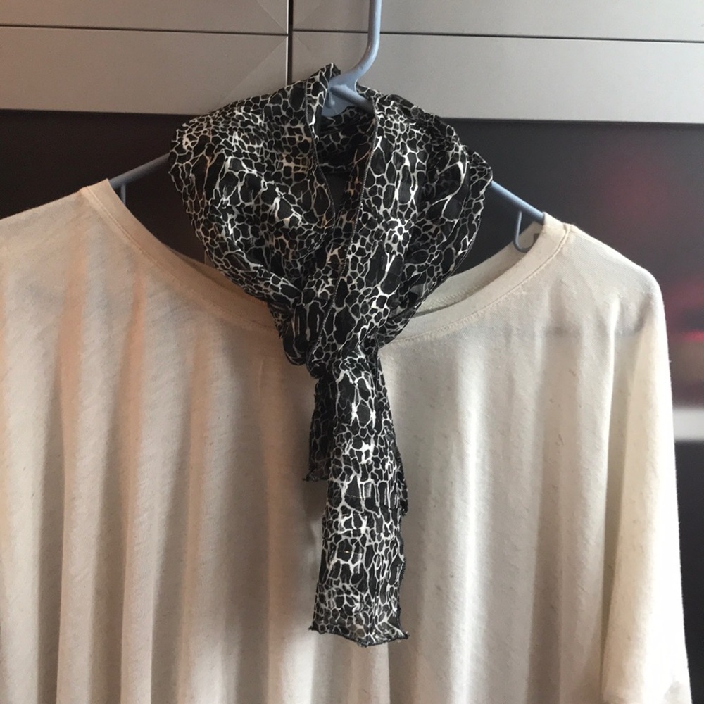 Sheer scarf - Picture 3 of 10